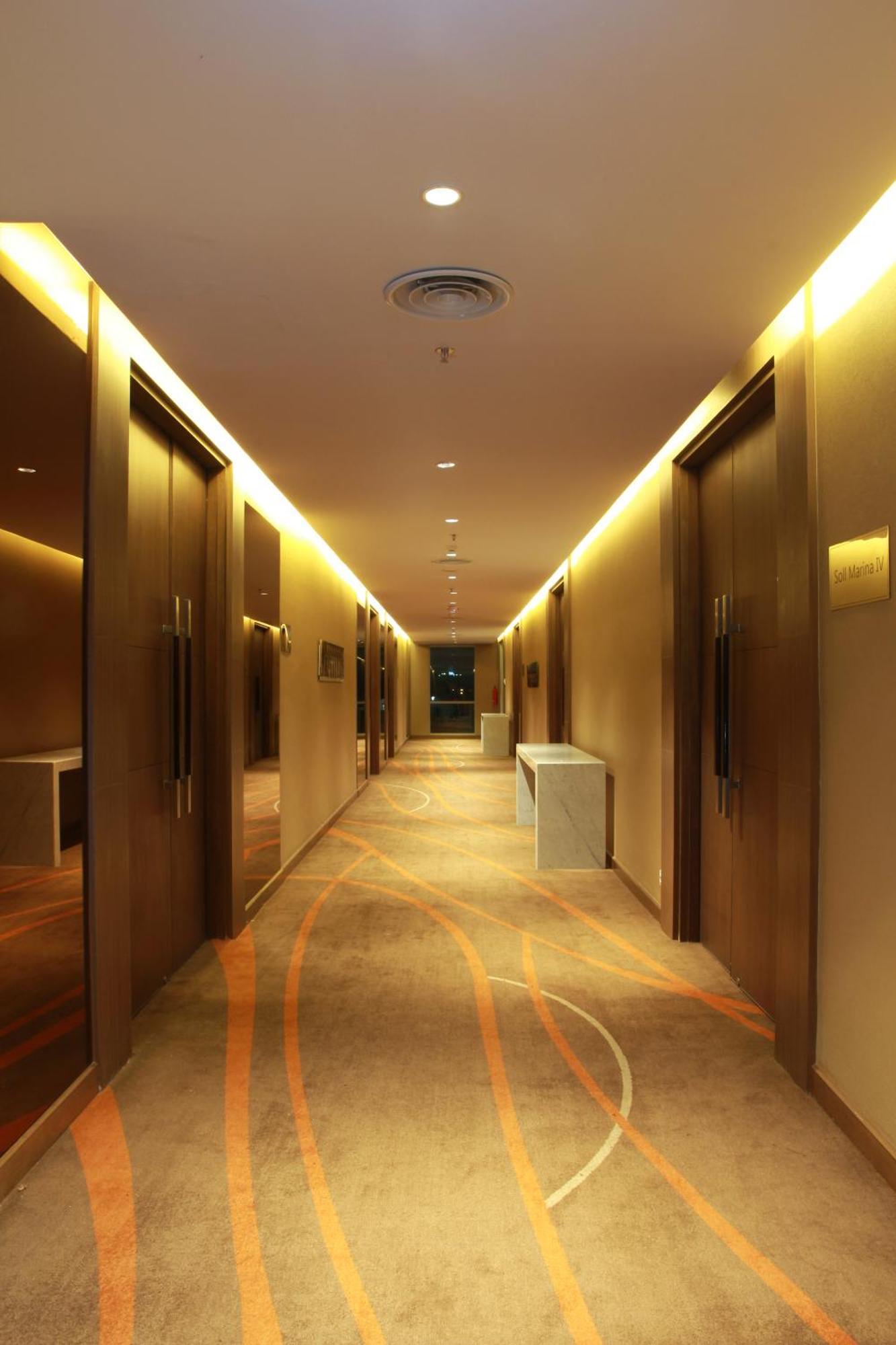 Soll Marina Hotel Serpong Exterior photo